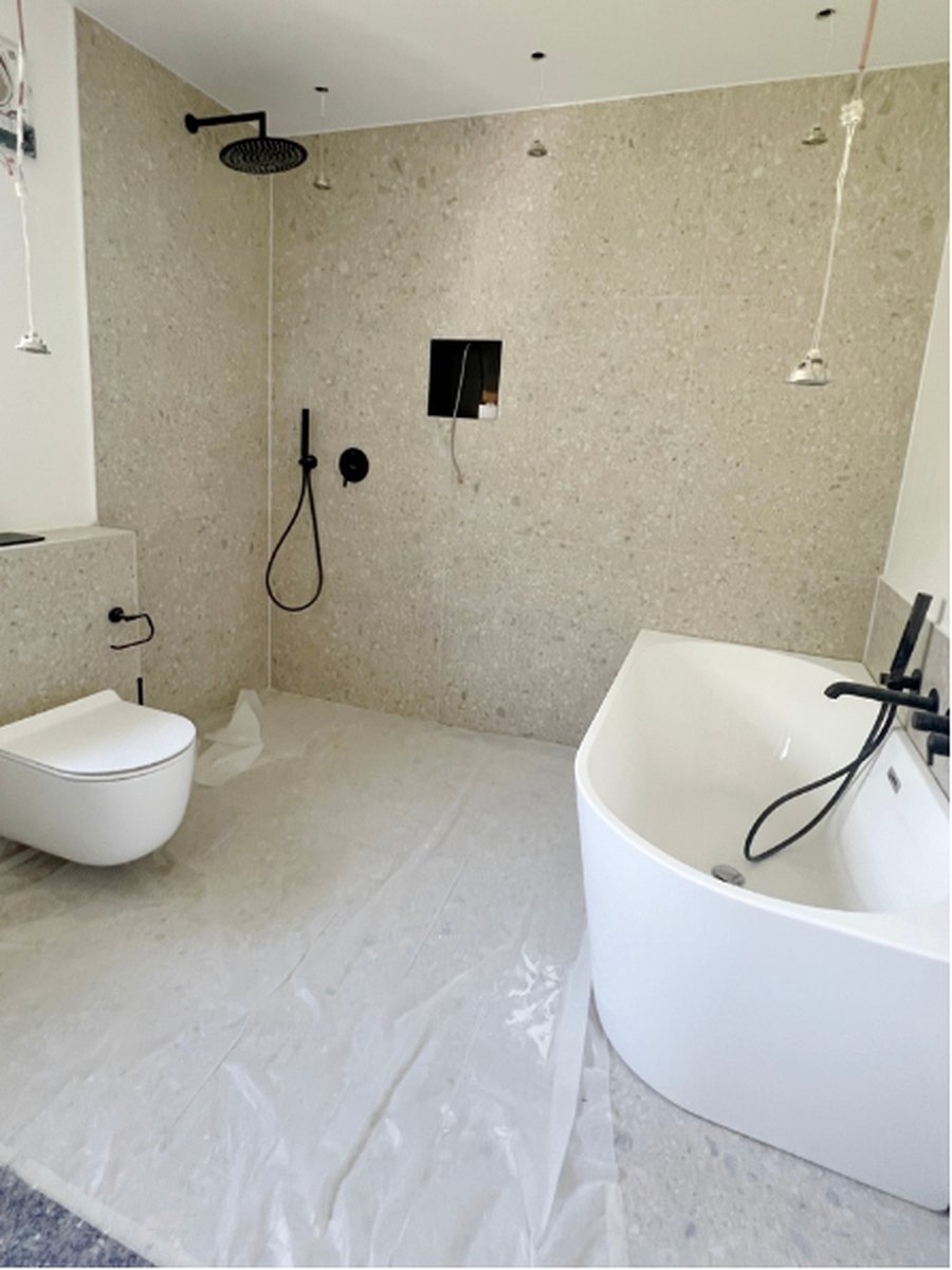 Fertiggestelltes Bad mit Terrazzo-Wandbelag